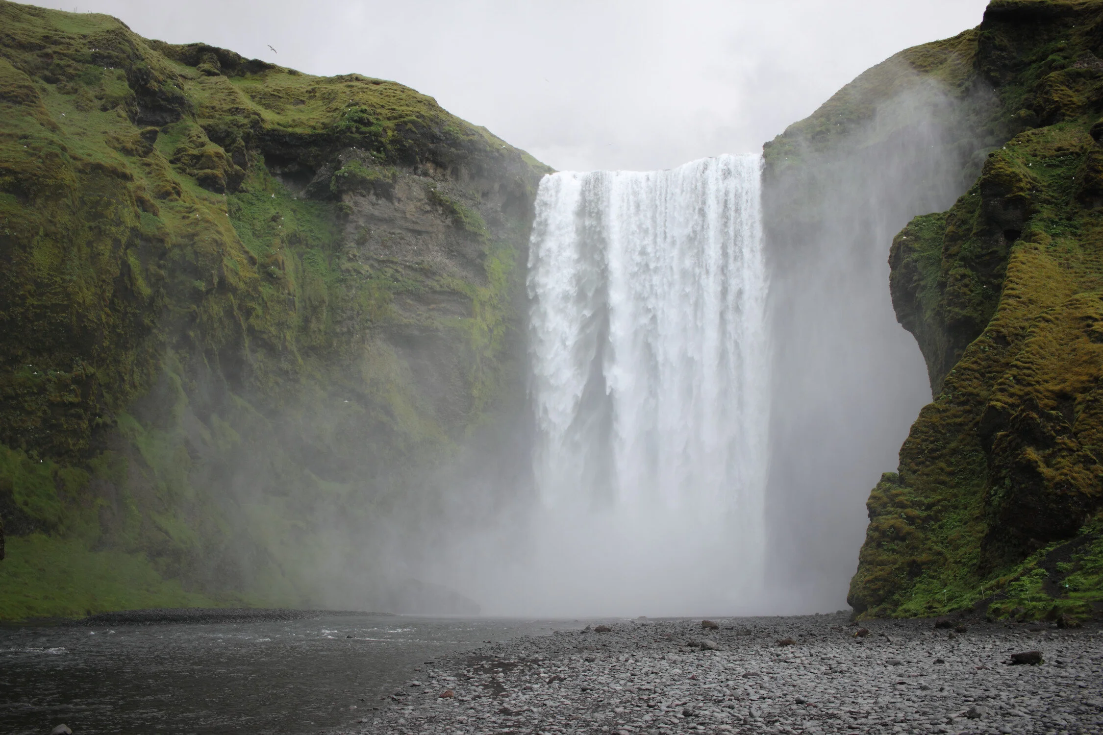 Dieses Foto zeigt den Wasserfall Skogafoss auf Island.