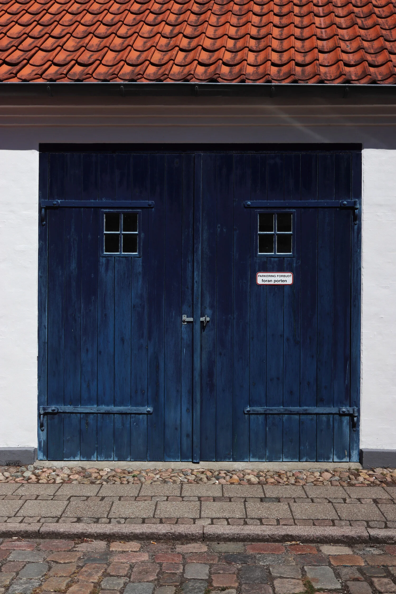 Dieses Foto zeigt ein blaues Tor in Ribe in Dänemark.