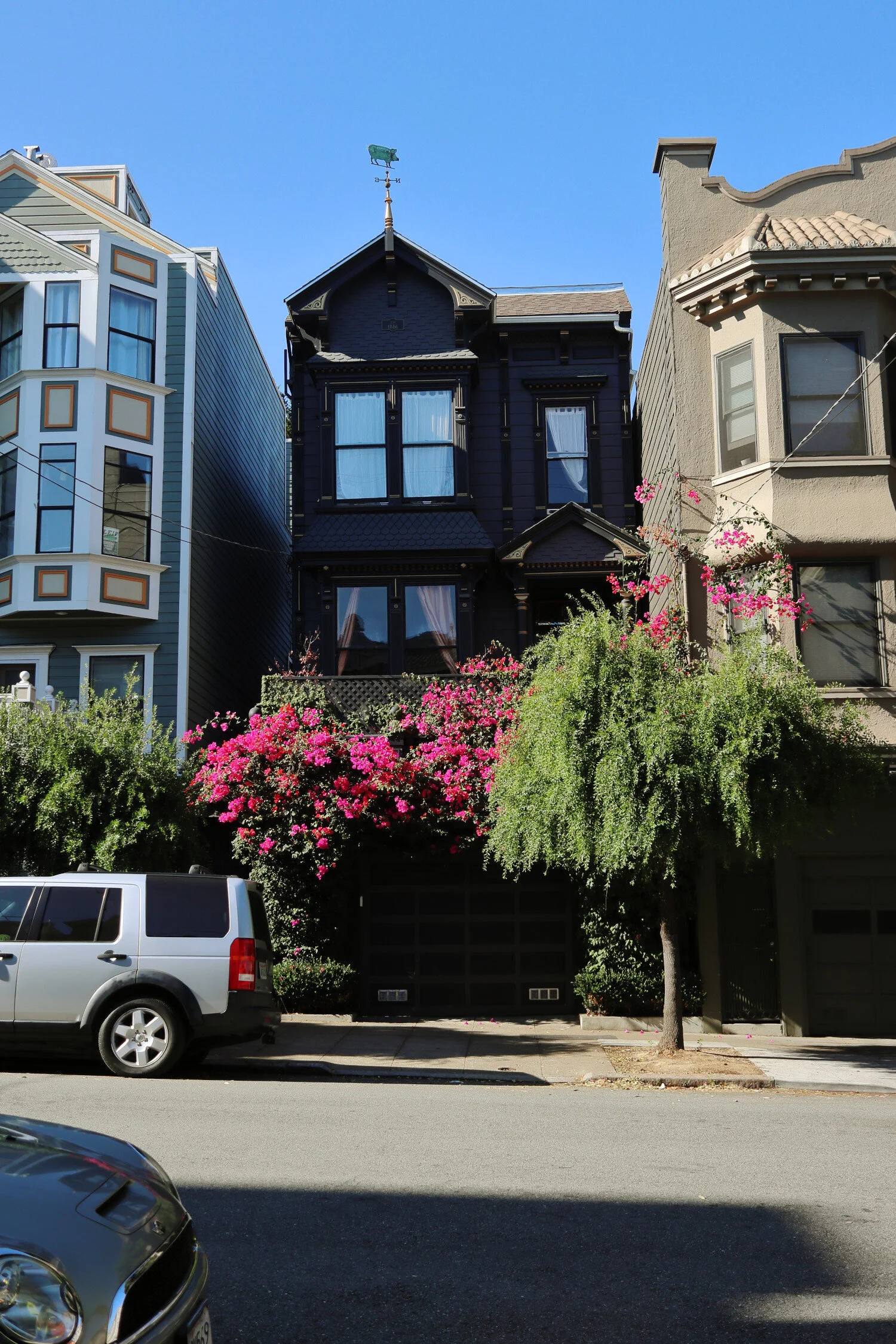 Dieses Foto zeigt ein kleines schwarzes Wohnhaus in San Francisco in Kalifornien.