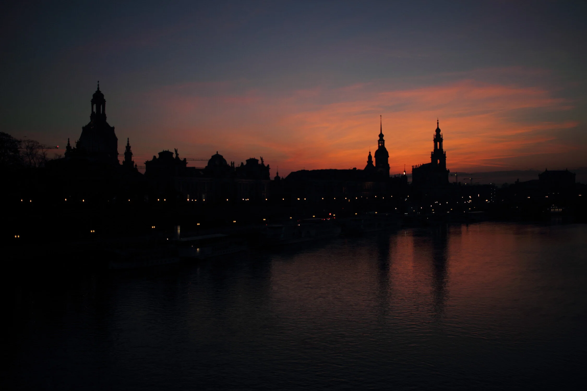 Dieses Foto zeigt die Silhouette von Dresden im Abendhimmel.