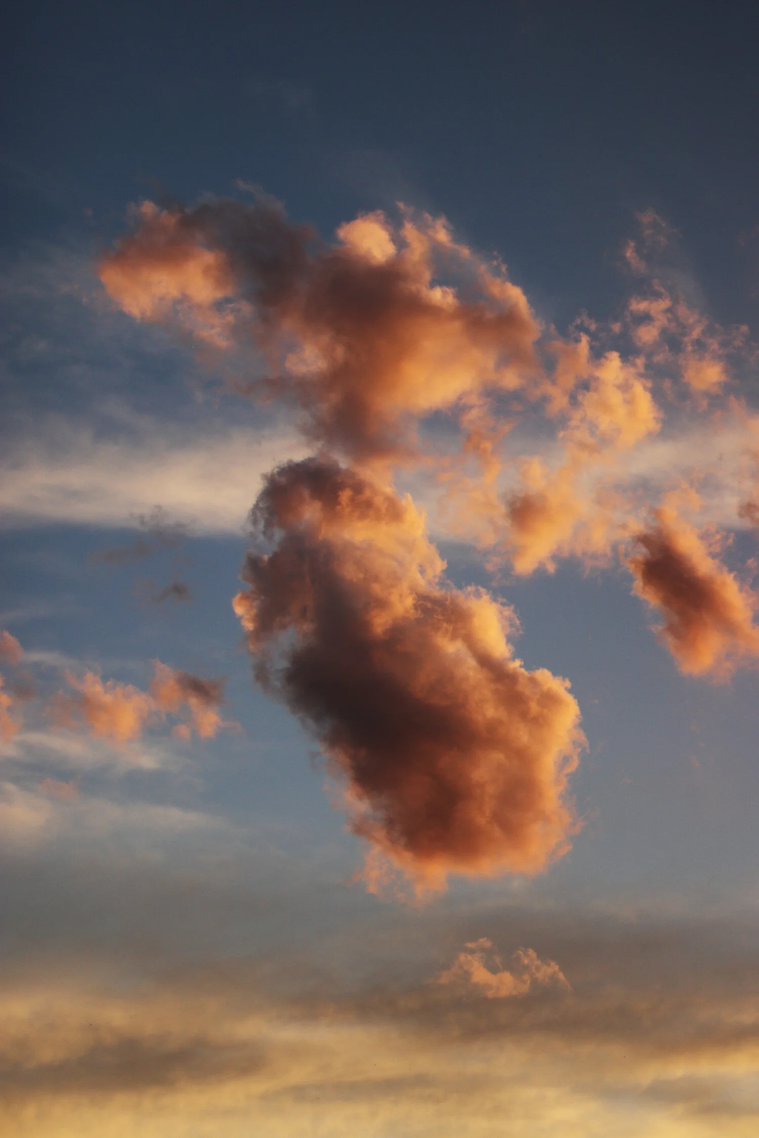 Dieses Foto zeigt einen abendlichen Himmel mit orangefarbener Wolke.