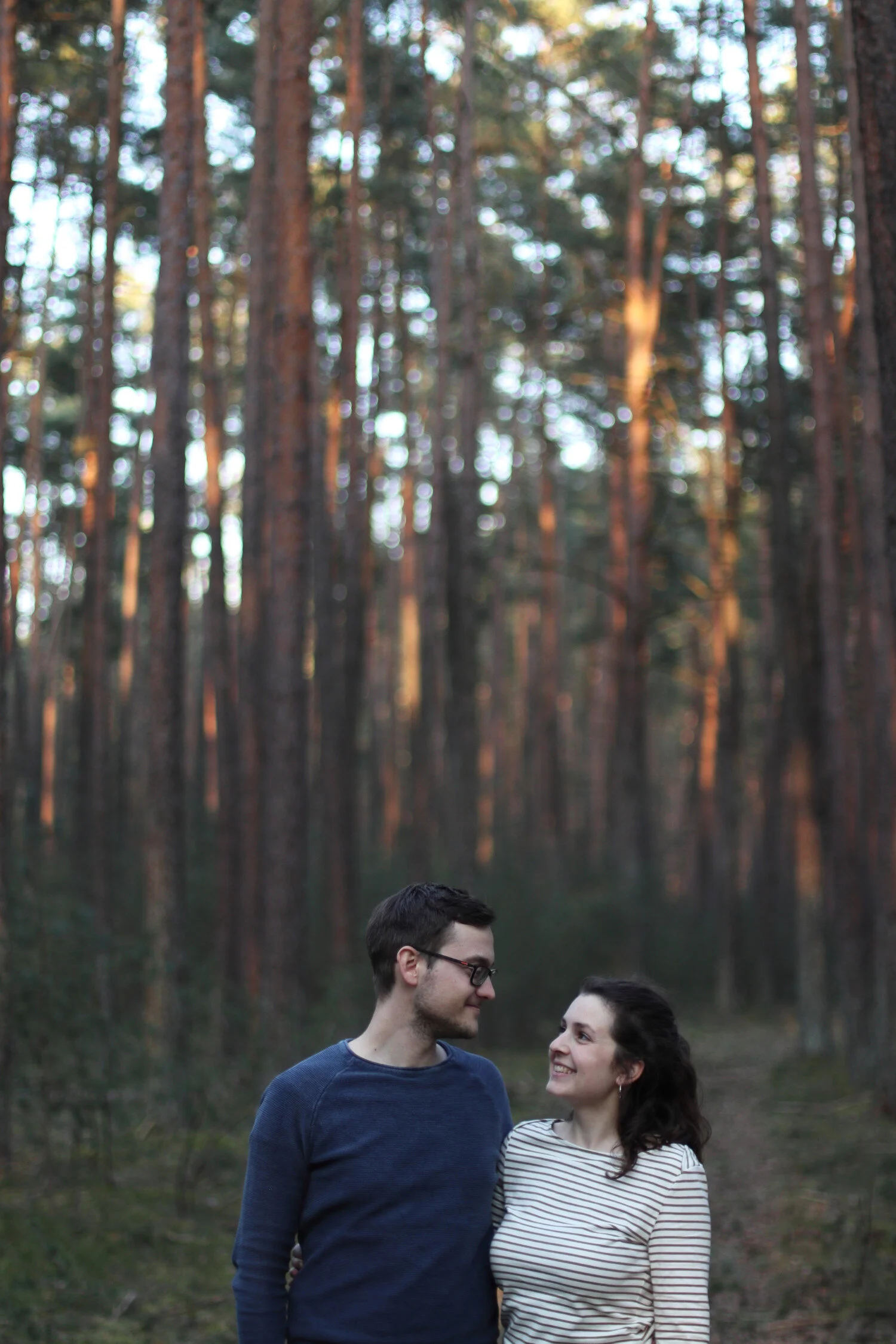 Dieses Bild zeigt Philipp und Luisa lachend im Wald.