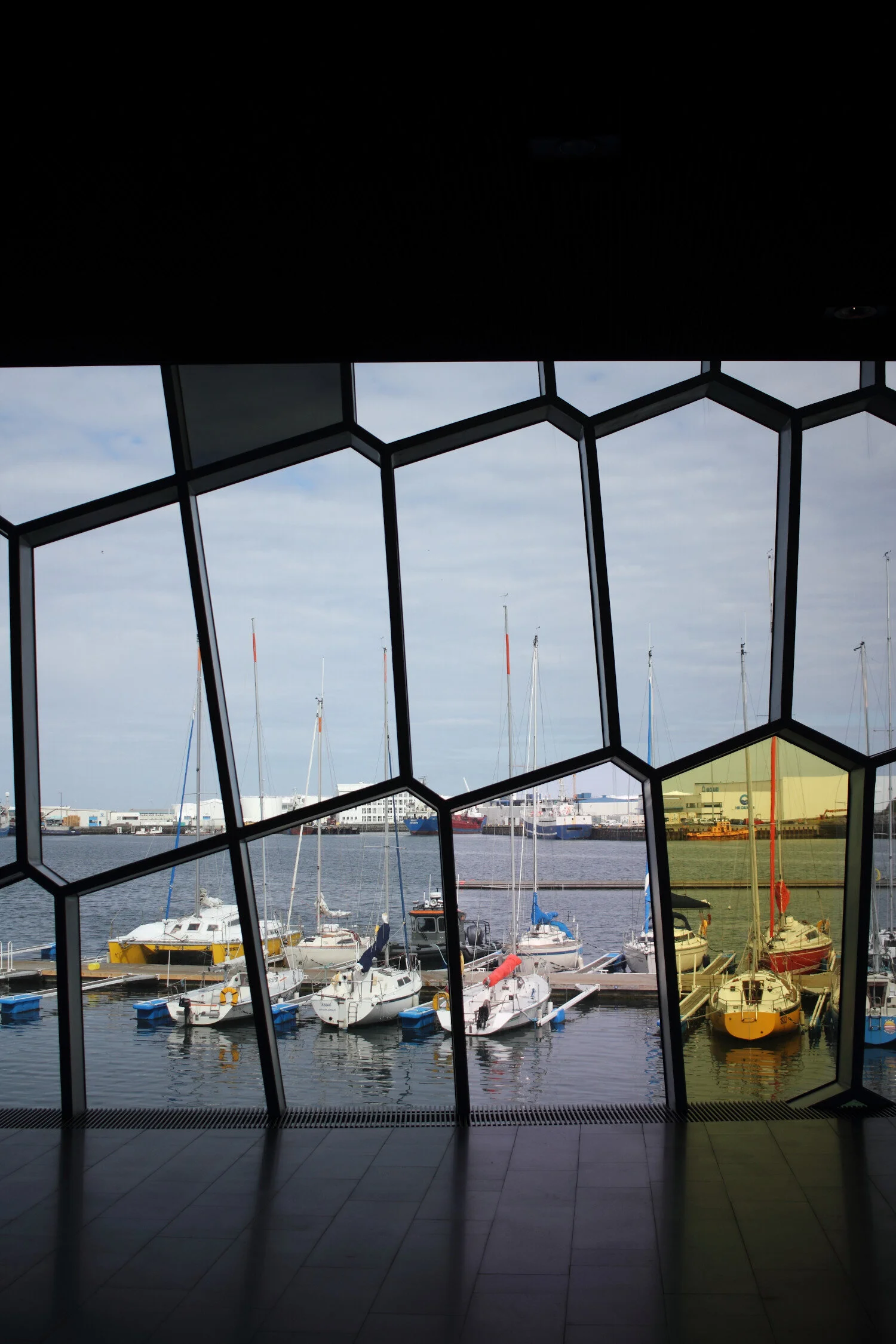 Dieses Foto zeigt den Blick durch ein Fenster im Konzerthaus Harpa in Reykjavik auf Island.