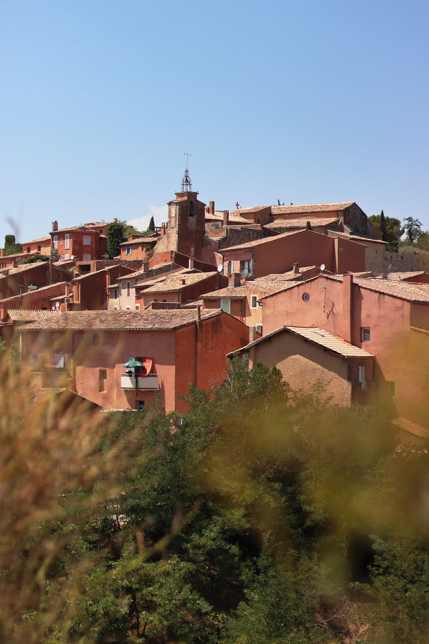 Dieses Foto zeigt die Dächer einer Stadt in der Provence.