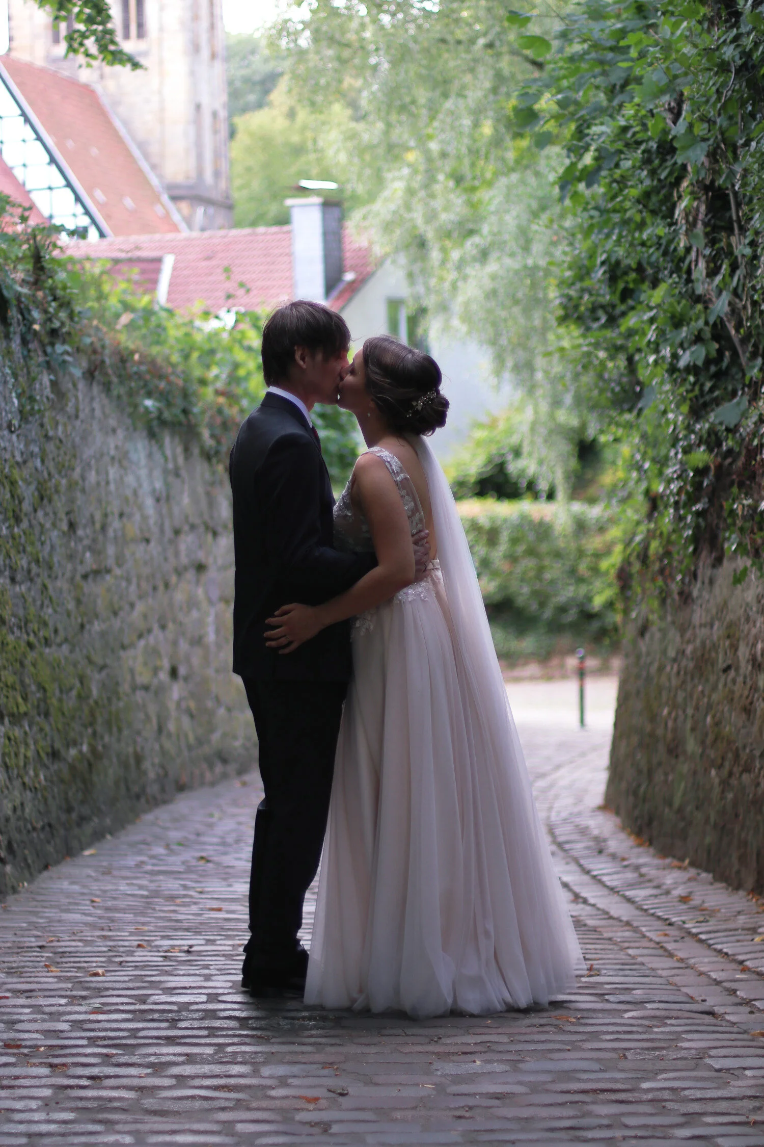 Dieses Foto zeigt das Brautpaar Jutta und Michael küssend.