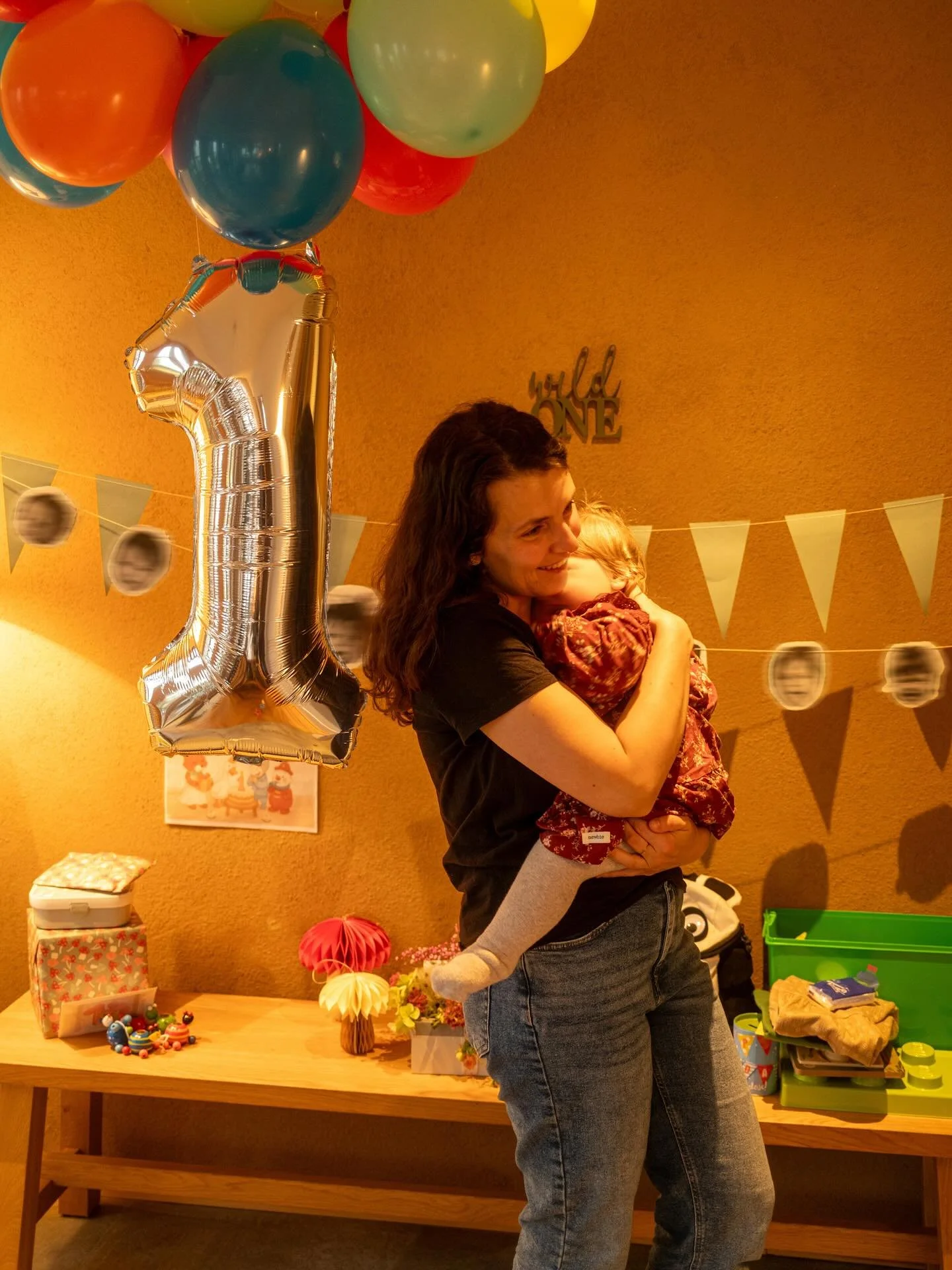 wild ONE 🐝 

Das (erste) Babyjahr war tats&auml;chlich wild und ich wahrsage jetzt einfach mal, dass das zweite Lebensjahr wahrscheinlich nicht weniger wild wird. Aber es wird auch noch viel bunter und spannender und wundersch&ouml;ner - das wei&szl