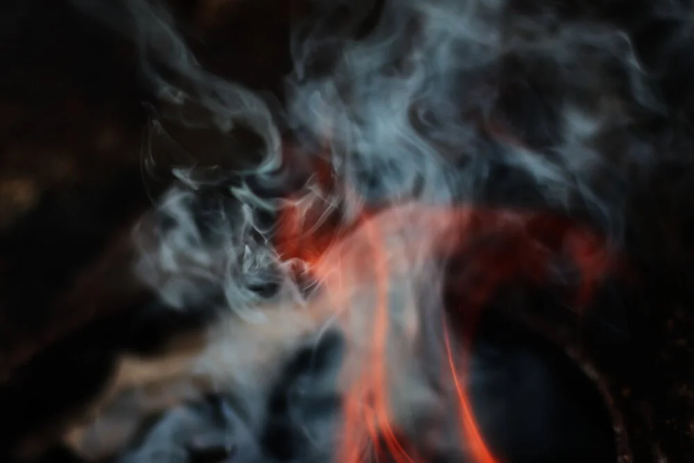 Dieses Foto zeigt eine Detailaufnahme von Feuer und Rauch.
