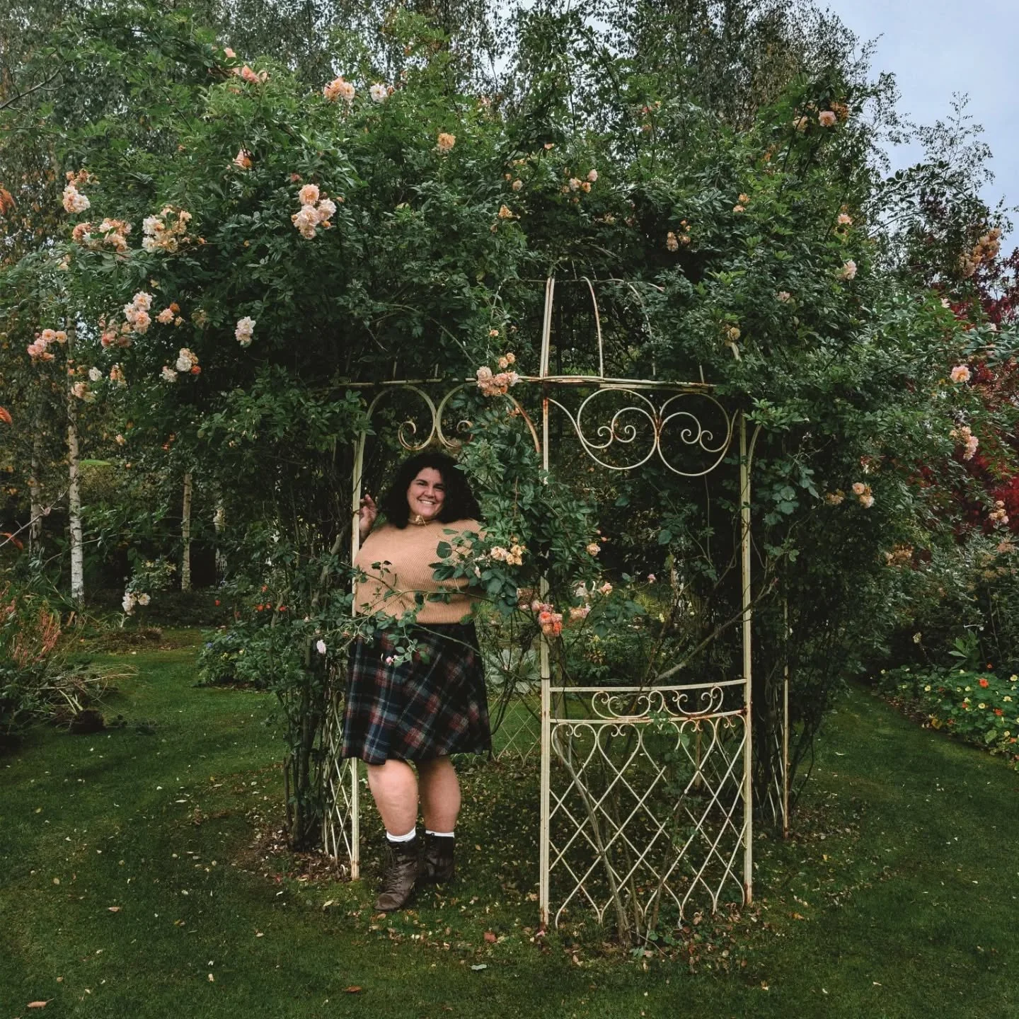 For my first day and birthday in England, @arohanuiretreats took me on a surprise trip to @new_forest_lavender garden and tea house to enjoy some lavender scones &amp; shortbread + a walk through the incredible gardens. 

Aroha said she figured anyth