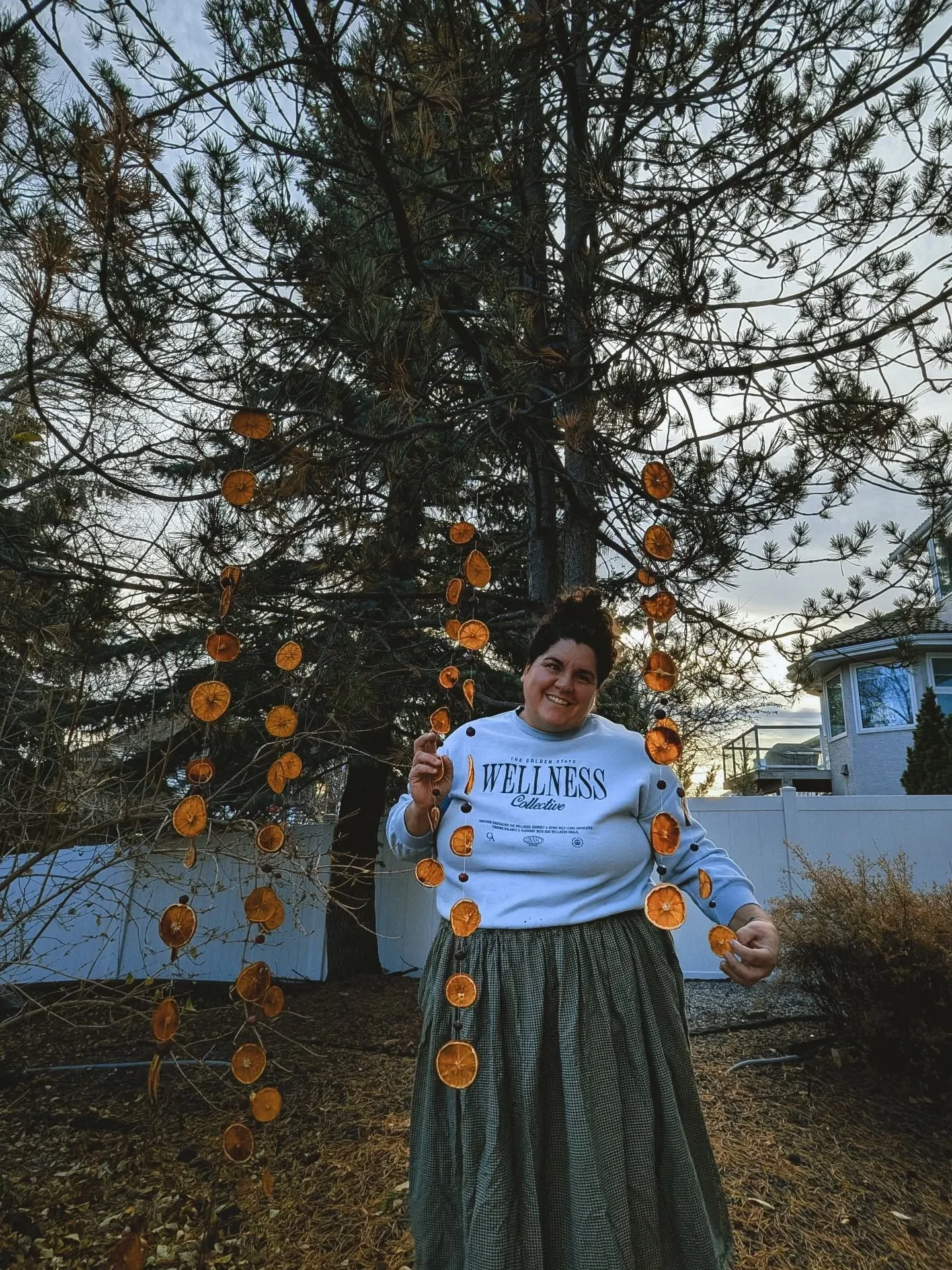 ✨ WEEKLY GLIMMERS ✨ 

1. Orange and cranberry garlands outside

2. Planning something fun with @mitzistark_photo 🦋

3. I made 돼지국밥 (daeji guk bap) - my favorite meal when I lived in Busan, South Korea!

4. Reflecting and visioning

5. Persimmon seas