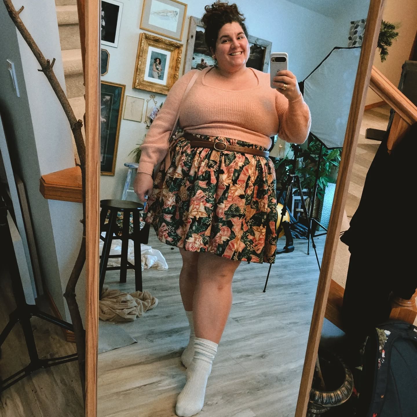 I just want you to see my cutie outfit today 😍

Top: @hm (but thrifted)
Skirt: made last night
Belt: @torrid 
Messy studio room: all me, baby.