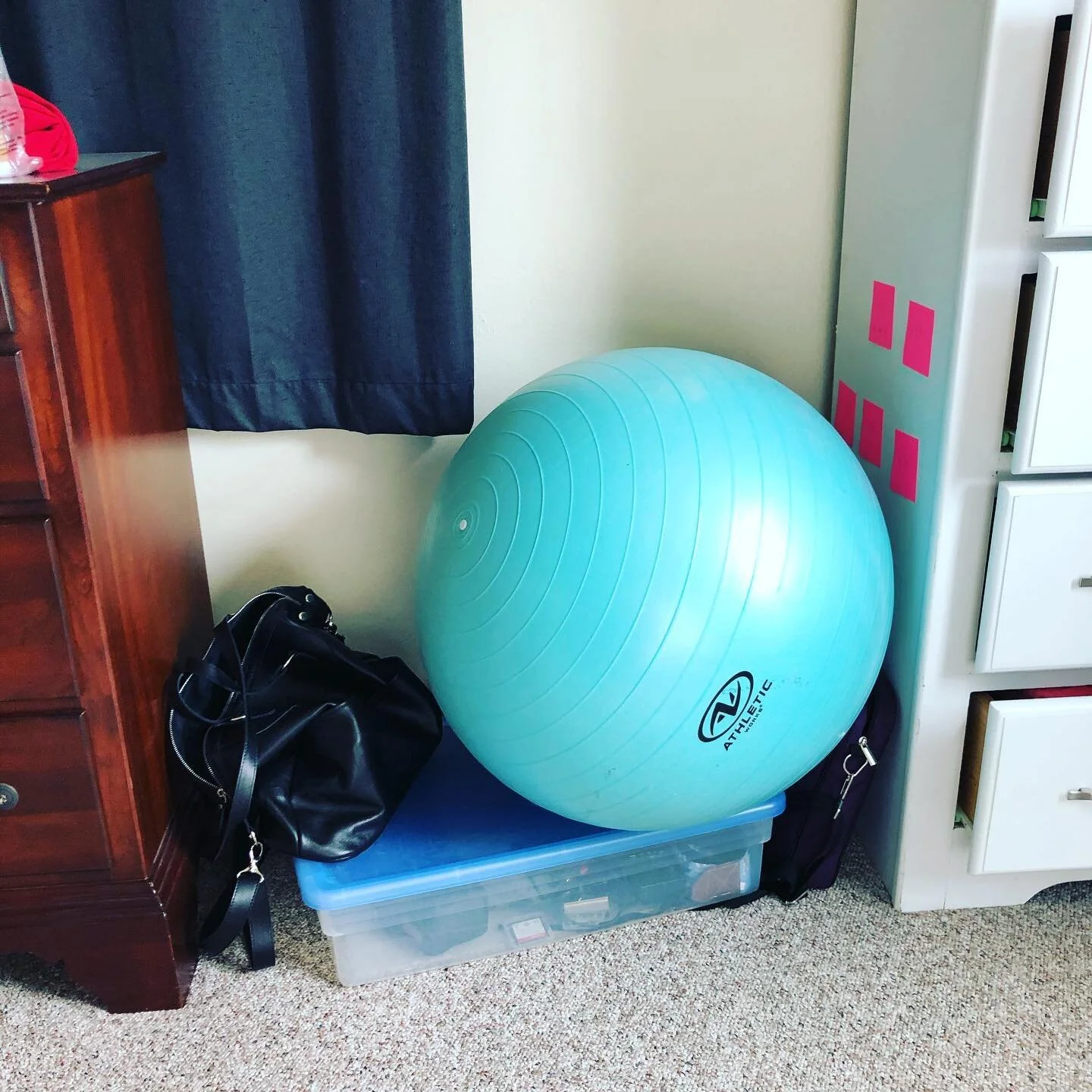 Graduating from the kitchen table to a mini office. I LOVE IT. You truly can make it work wherever you are 🙌🏼