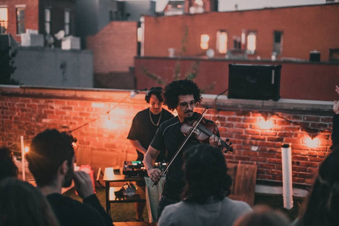 Summer throwback w/ @johnnyhwin and friends
📷 @mattmakesmoves

#dancingviolinist #violinist #improvisation #improvisation #music #hiphopviolinist #hiphopviolin #viol&atilde;o #jazzviolinist #mondayMelodies #violinstagram #violinsofinstagram #jazzvio