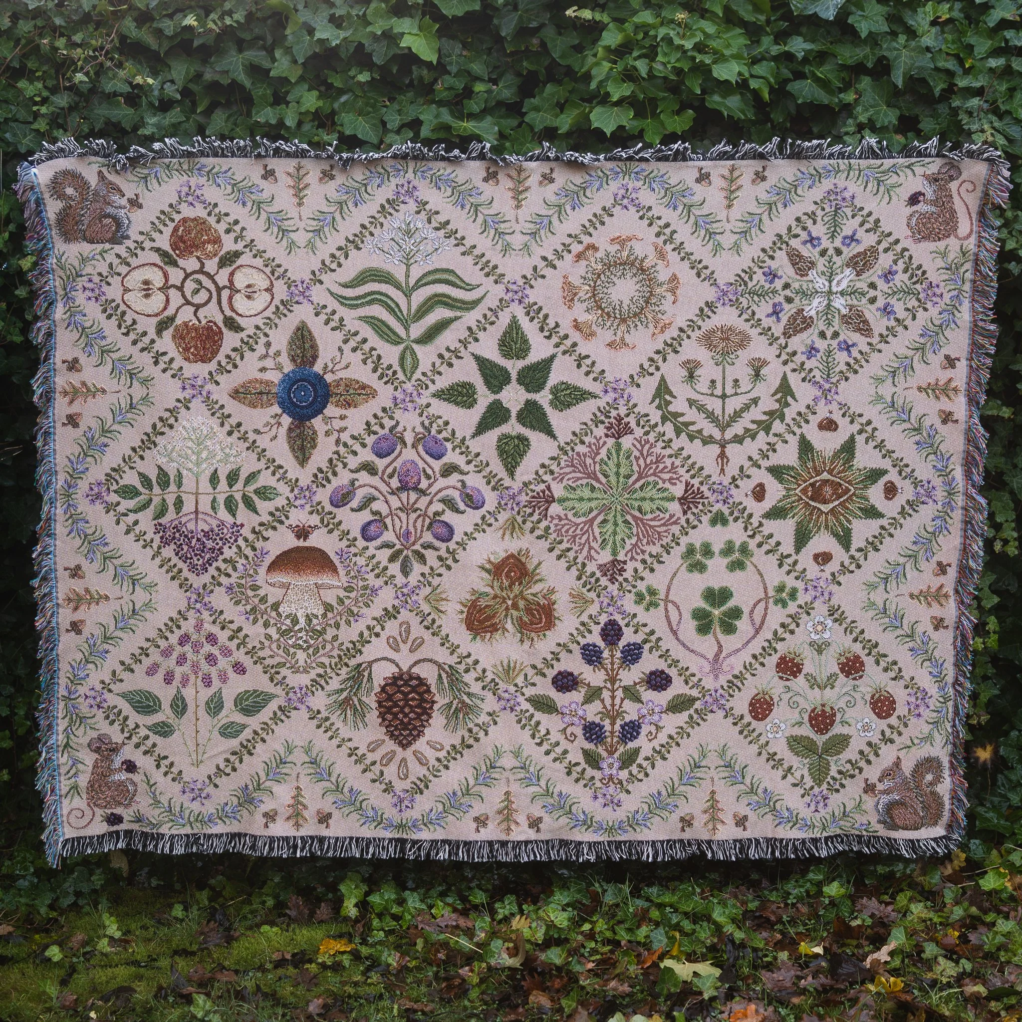 Brambleberry Tapestry (Cream)