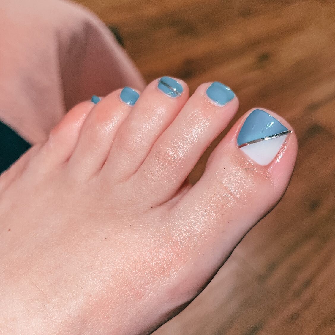 Improving moods one pedi at a time! I loved putting together this simple yet beautiful design for a client's Pedi ✨
⁣
⁣
#pedicures #pedis #ottawasalons #pedicure #pedicuredtoes #pedicurespa #beauty #selfcare #relaxation #ottsalons #ottcity #barrhaven