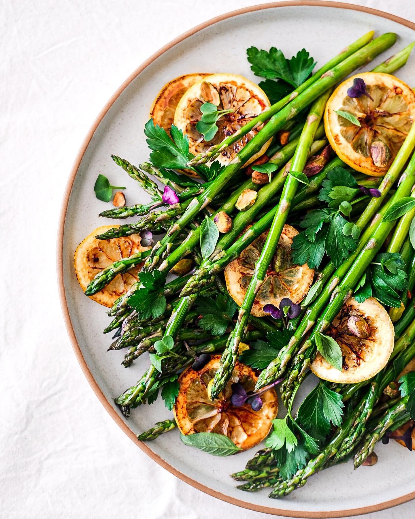 When it comes to Easter, the sides can make the meal. I&rsquo;m talking brown sugar glazed carrots, oh so rich and creamy scalloped potatoes, fluffy and buttery fresh baked rolls, and THIS bright vibrant side of pan-seared asparagus with charred lemo