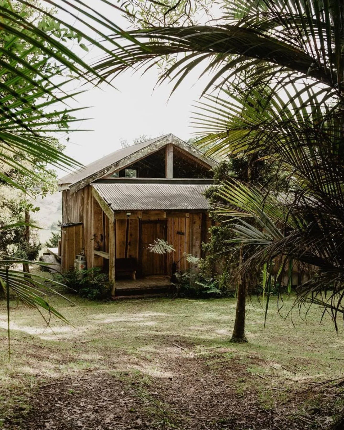 An intimate rustic cabin retreat with so much to love ~ Akatea Hill @cabin.nz located in Raglan, New Zealand. 

This cozy section offers guests the chance to live off the grid and get into the wilderness for a few nights. With an outdoor bath and the