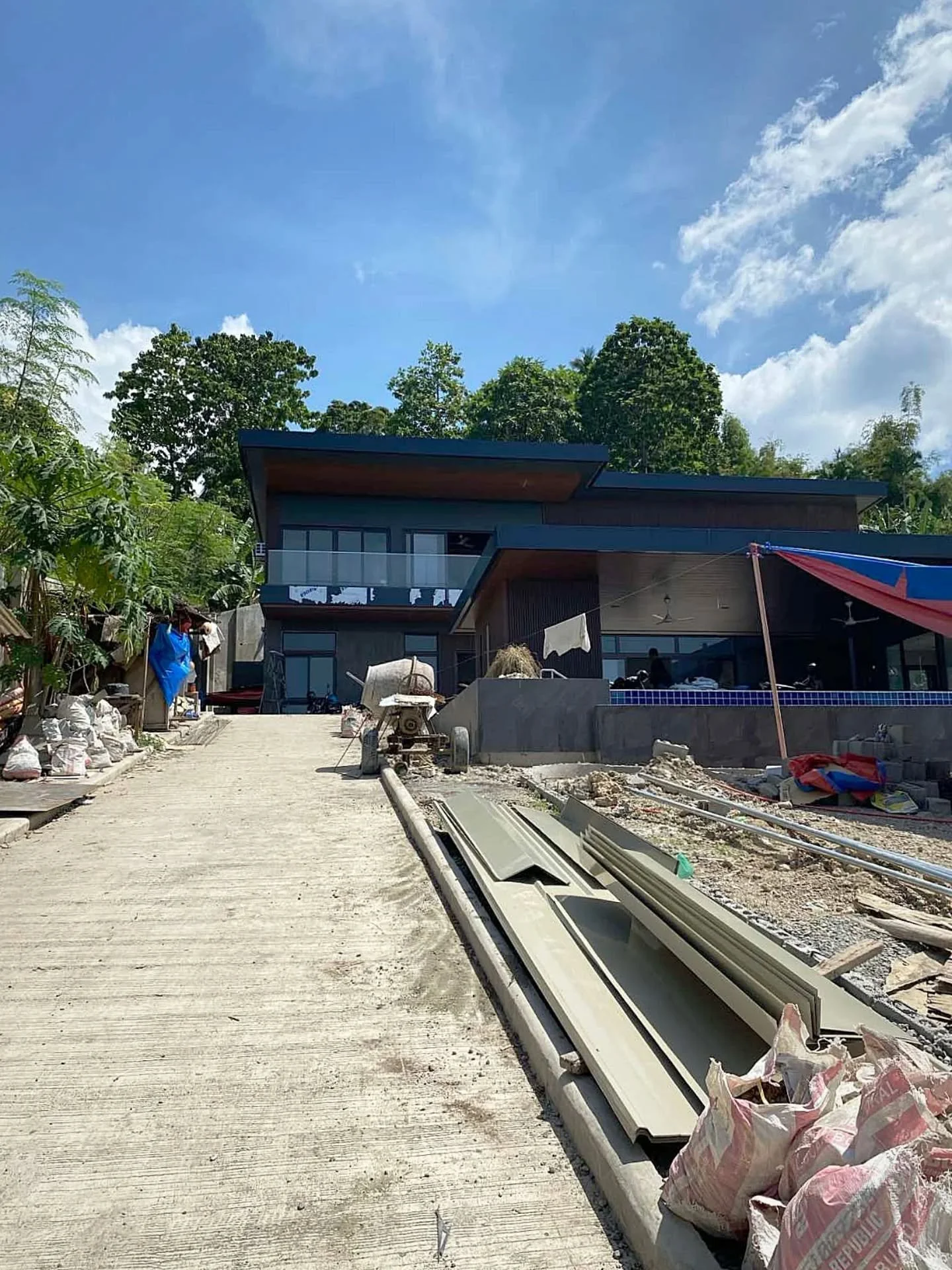 Kalubihon House site visit.

#construction #constructionlife #constructionsite #designinterior #designlovers #designstudio #designideas #architecture #architecturedesign #architecturephoto