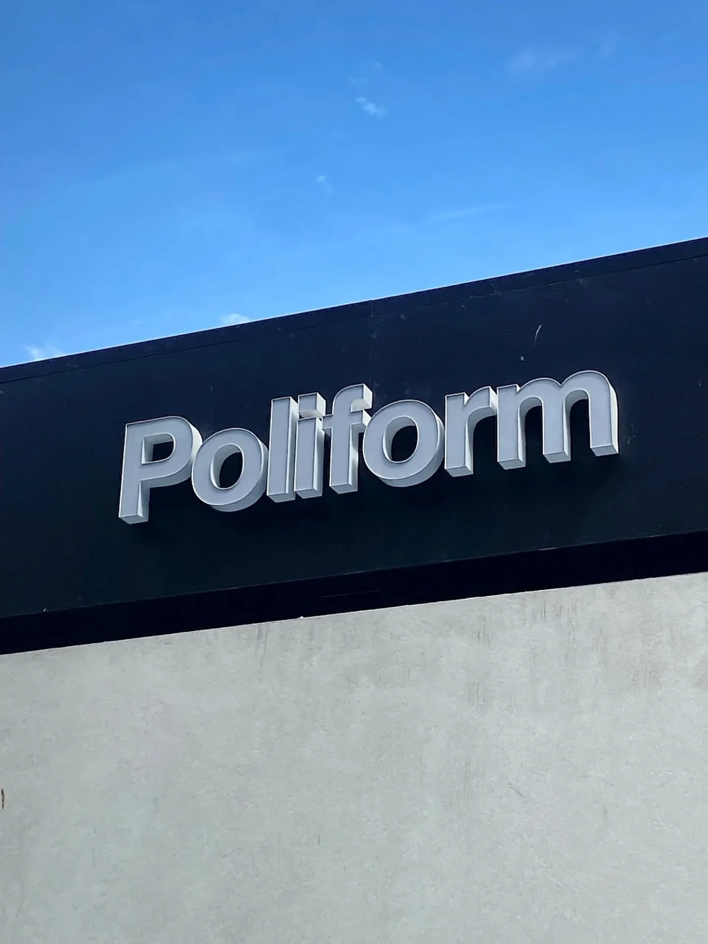 Blasco team at Poliform.

@poliform_official @stileitaliainc 

#luxurykitchen #luxurydesign #contemporarydesign #kitchen #kitchendesign