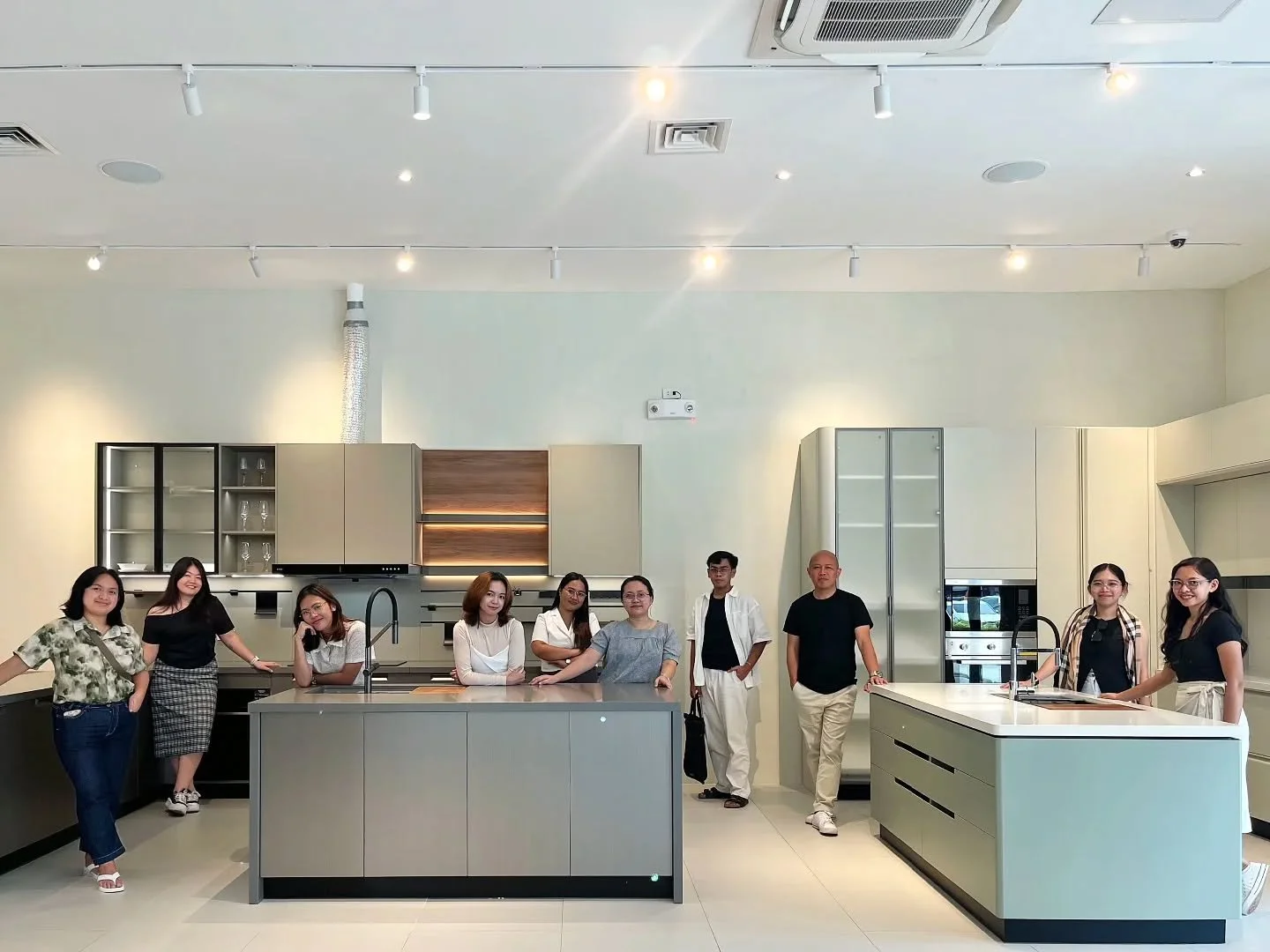 Blasco Team at Oppein Davao. Thank you to EVP Glenn, Lynn, Jastine, and Francis.

#cabinetry #modularkitchen #kitchendesign