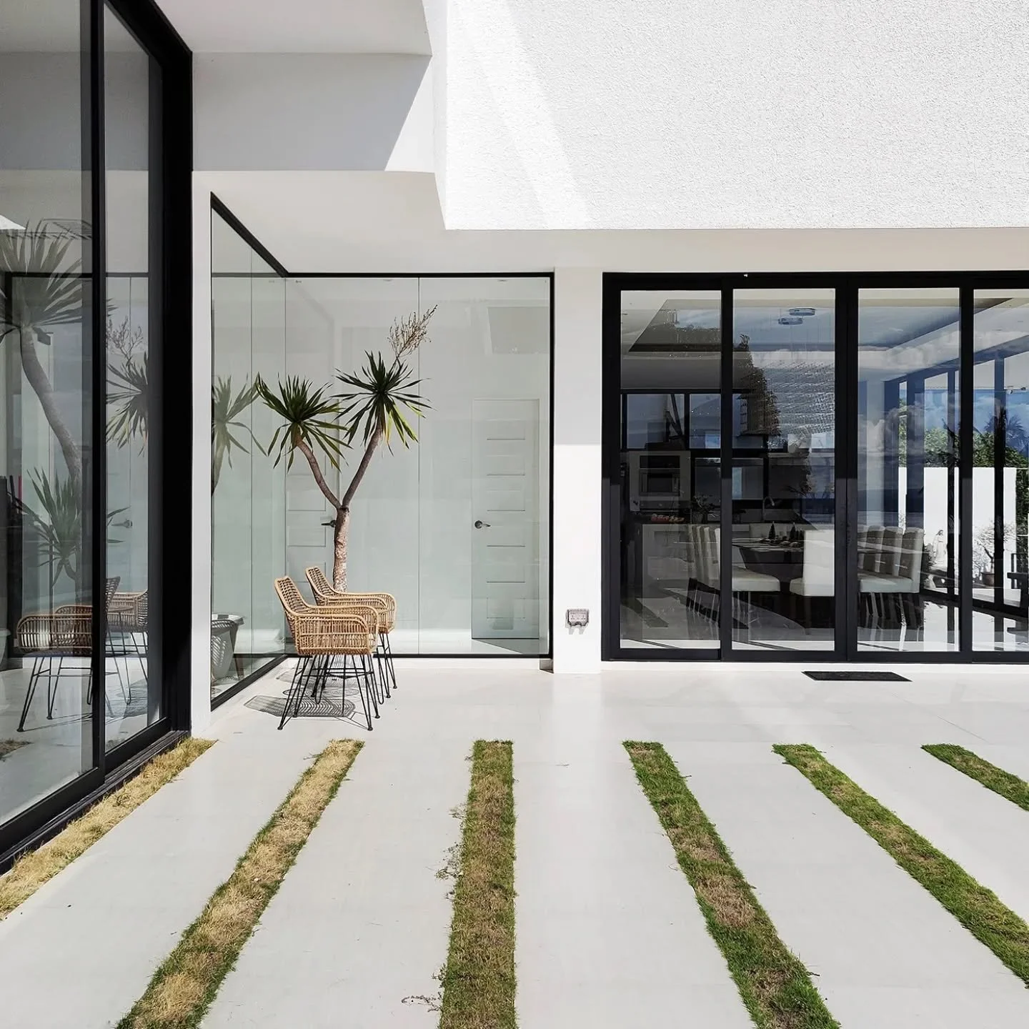 Eslon House

Discover more at www.blascoarchitects.com
Blasco Architects, Cagayan de Oro City

#modernarchitecture #minimaliststyle
#mountainview