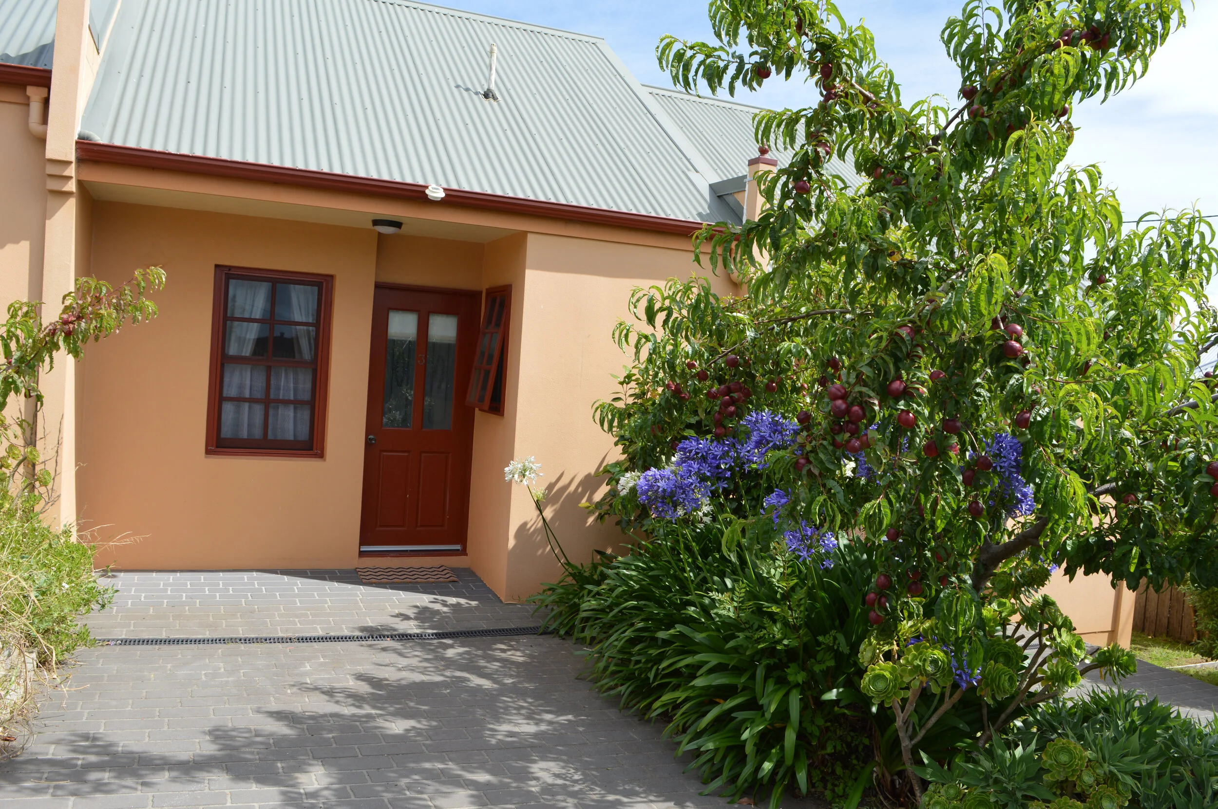 Spa Queen Studios – easy off-street parking