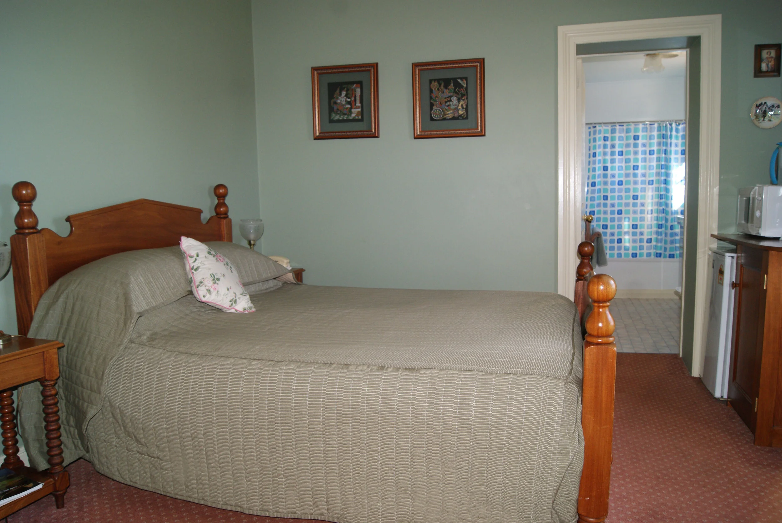 Meredith House Rooms – family Room Queen Bed