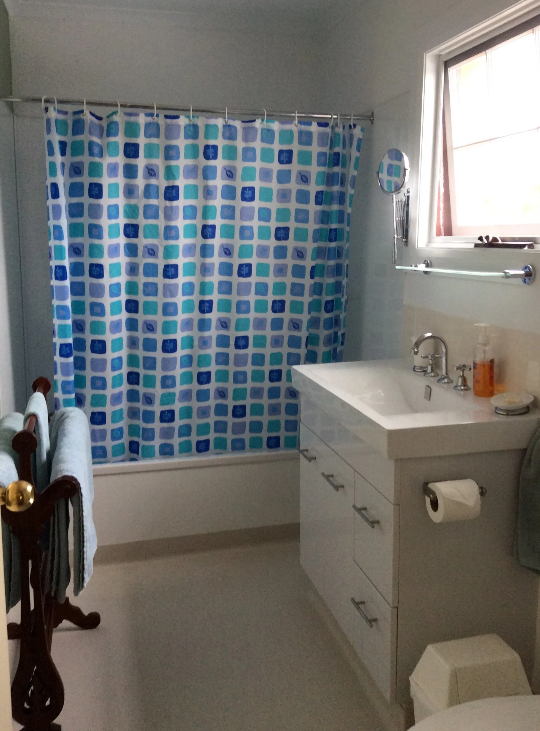 Meredith House Rooms – Family bathroom