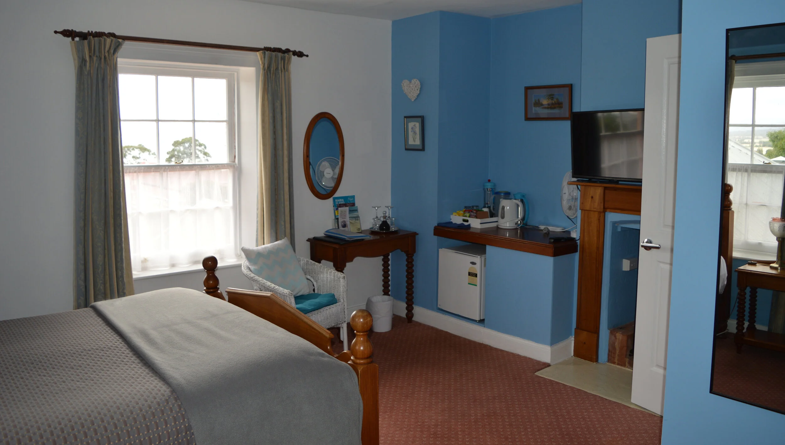 Meredith House Rooms – Queen room
