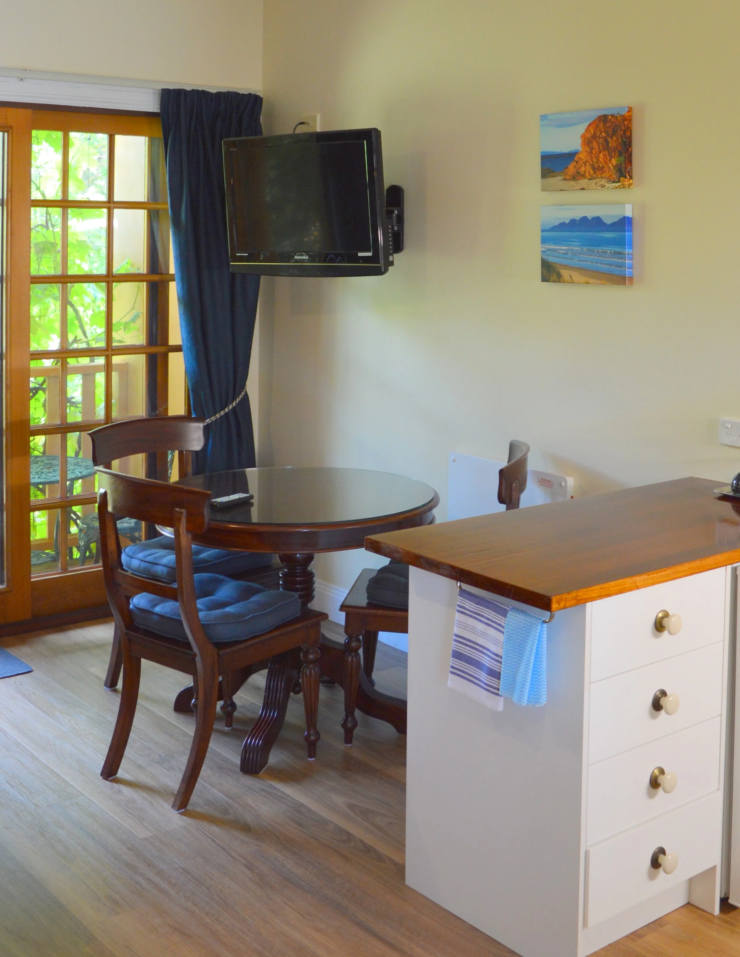 studio mews 1 dining.JPG