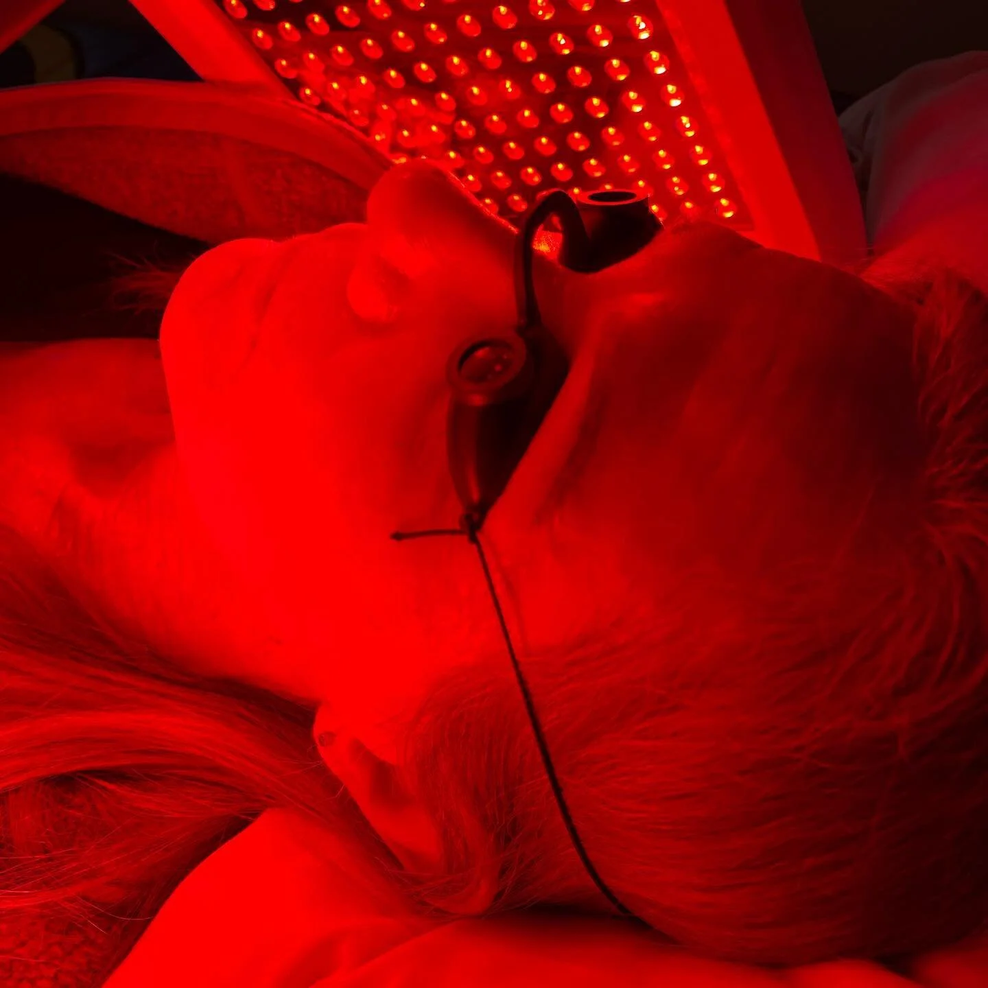 ❗️❗️❗️Red light Therapy❗️❗️❗️
After every make a new filling treatment a red light therapy session is done. The benefits of the red lights are

increasing collagen production in the skin, which gives the skin its elasticity
increasing fibroblast prod