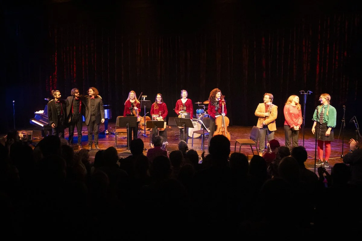 Le public donne une grand ovation pour le spectacle très apprécié