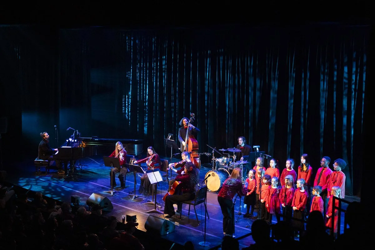 L'ensemble au complet avec choeur d'enfants