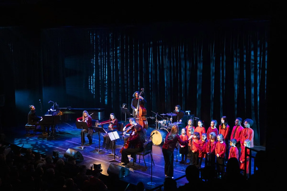 L'ensemble au complet avec choeur d'enfants