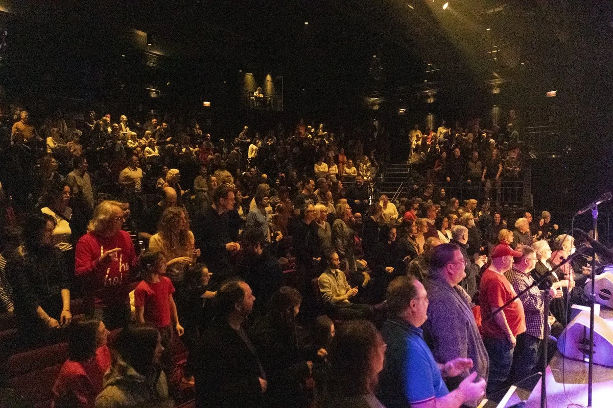 Le public ravi, donne une ovation debout.