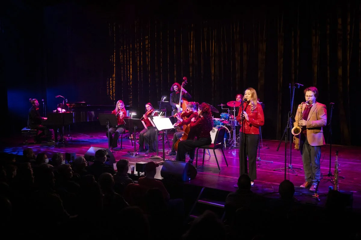 Groupe avec les solistes invités, Anne-Sophie Gagnon-Métellus (voix) et Louis Plouffe (saxophone)