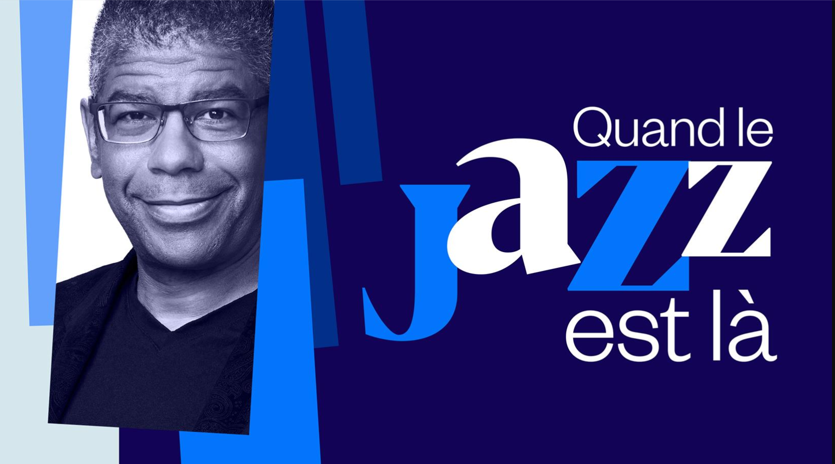 Une affiche avec une photo en noir et blanc d'un homme souriant portant des lunettes, et le texte en français : « Quand le jazz est là » avec des lettres en blanc et bleu sur un fond de différentes nuances de bleu.
