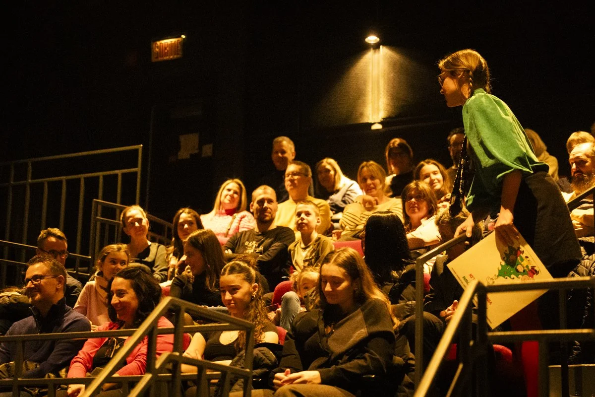 Le public de la salle interagit avec Brigitte Boislard