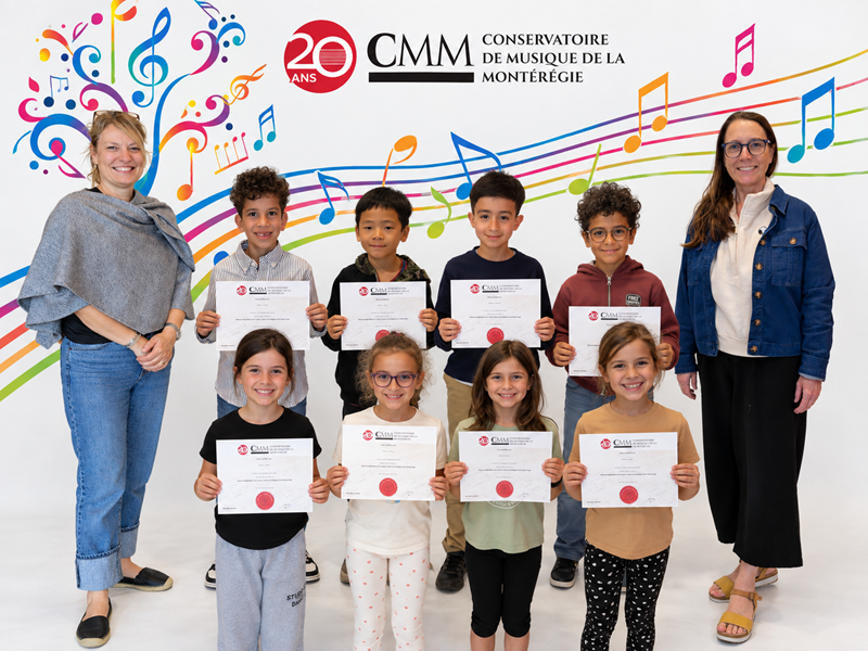 Nos jeunes avec leurs diplômes (Grp.03)