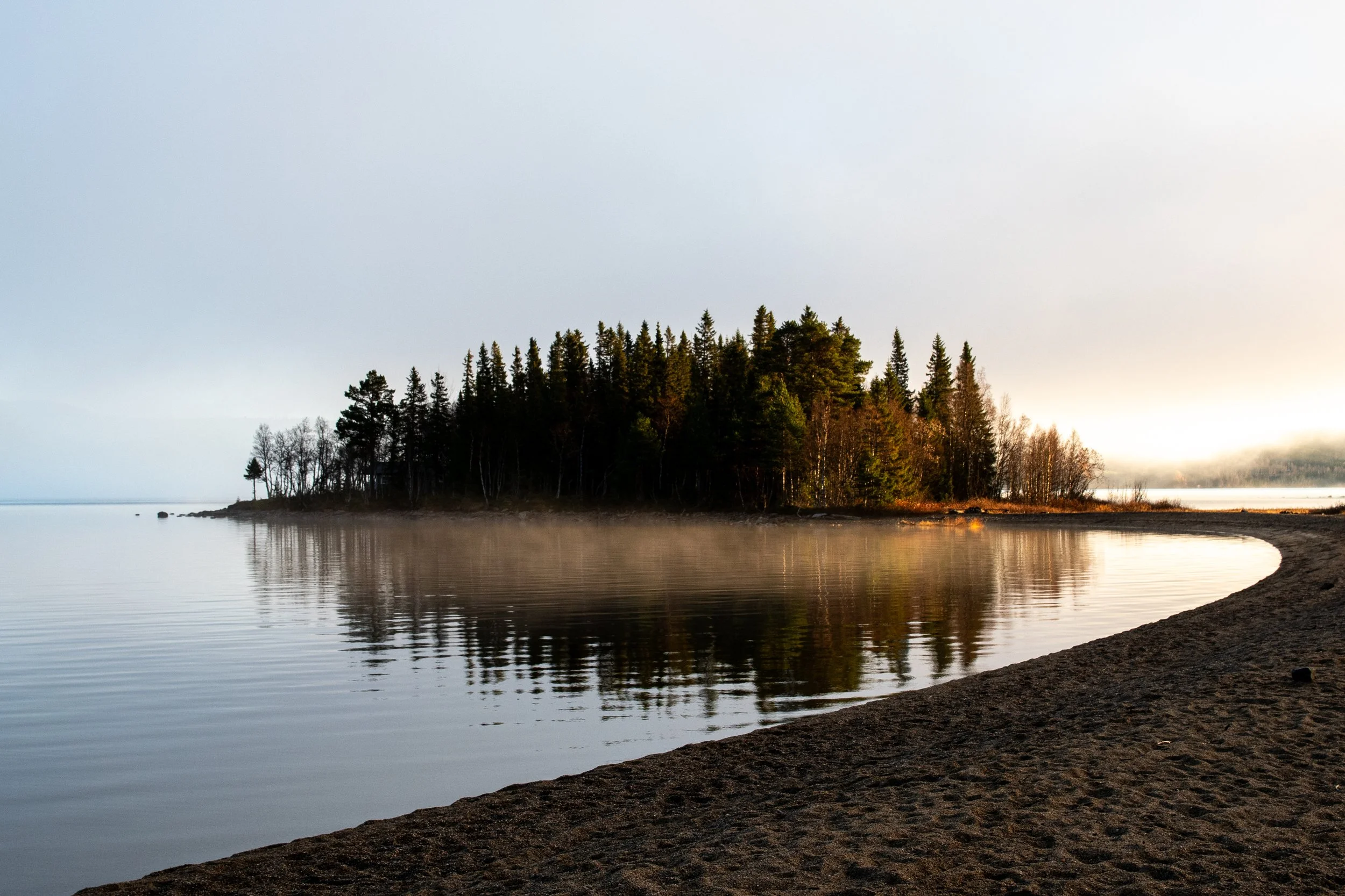 Grundviken oktobergmorgon ön i morgon dimma.jpg