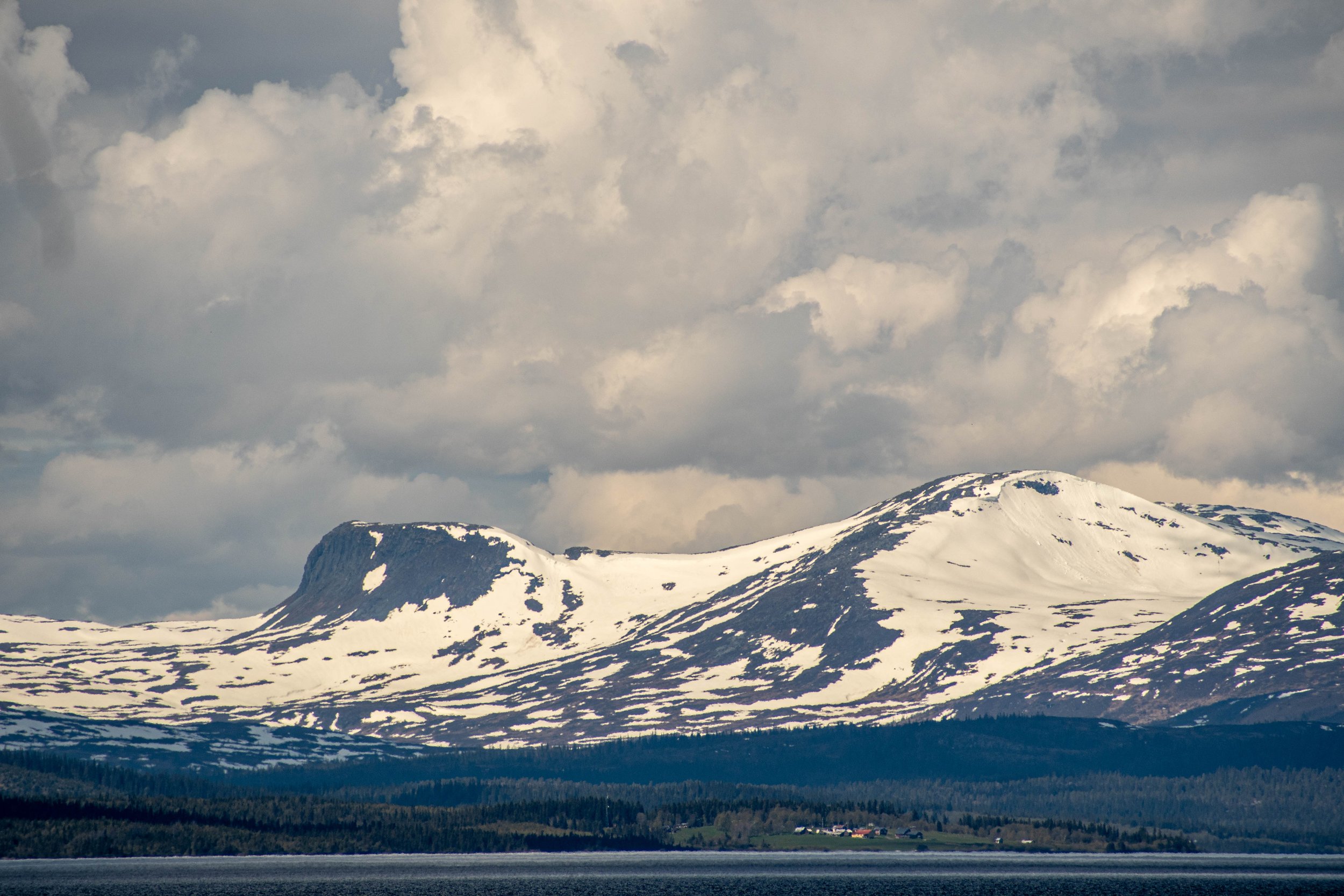 Husåvägen fjällen och molnen.jpg
