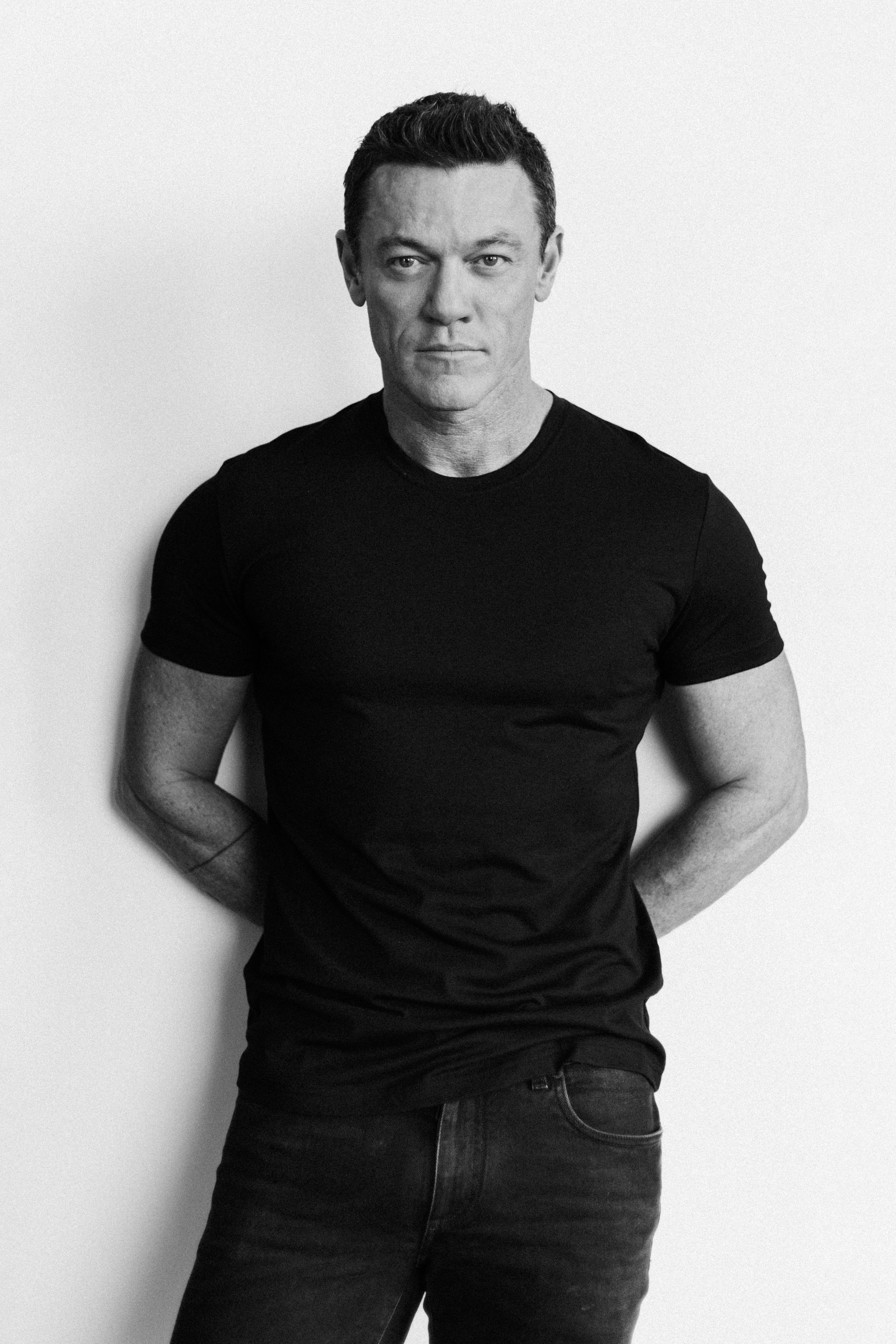BLACK T white_299A9487.jpg