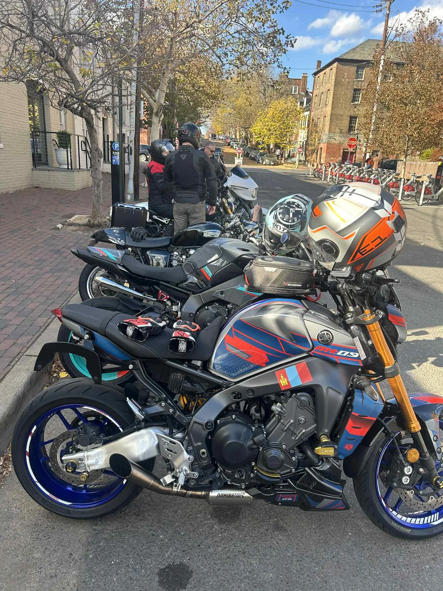 Bikes &amp; Breakfast Old Town Alexandria, windy November.