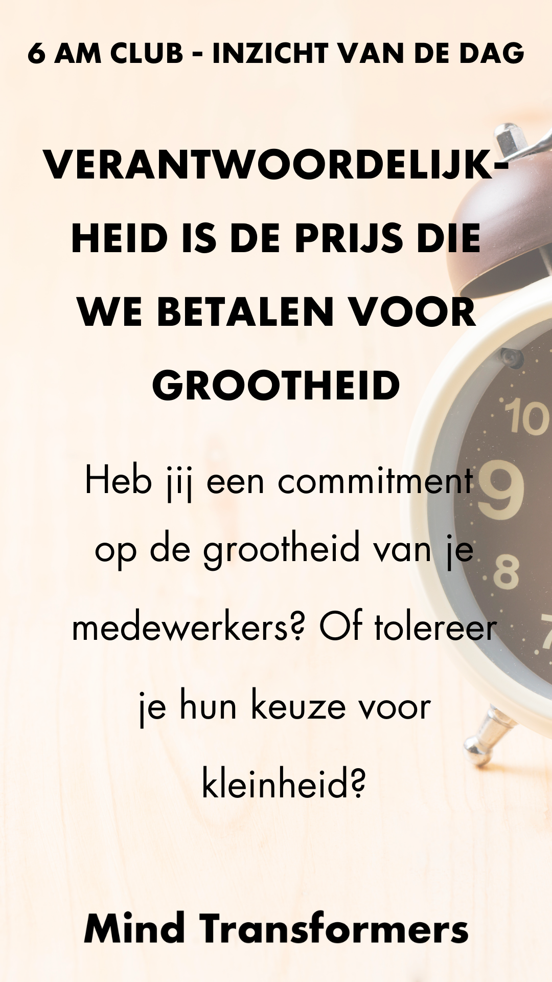 Afbeelding met tekst die presenteert een quote van de 6 AM Club over verantwoordelijkheid en grootsheid, met een foto van een wekkerradio op een houten tafel.