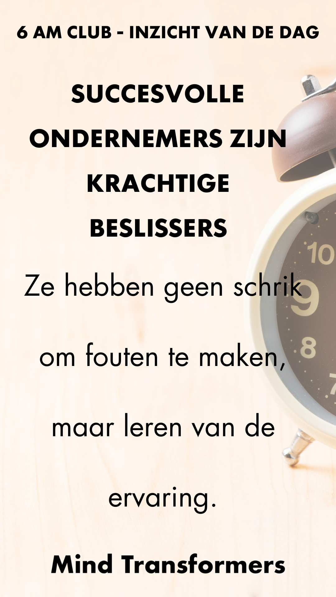 Inspirerende quote over succesvolle ondernemers, afgebeeld met een wekker op een houten oppervlak.