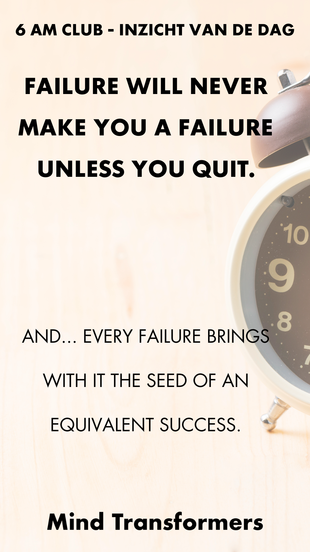 Motiverende quote over falen en succes, met klok op een houten tafel op de achtergrond.