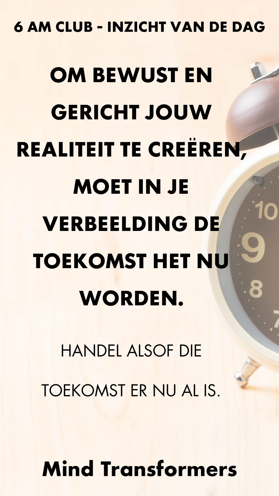 Motiverende tekst over het bewust en doelgericht maken van je realiteit, met een klok op de achtergrond.