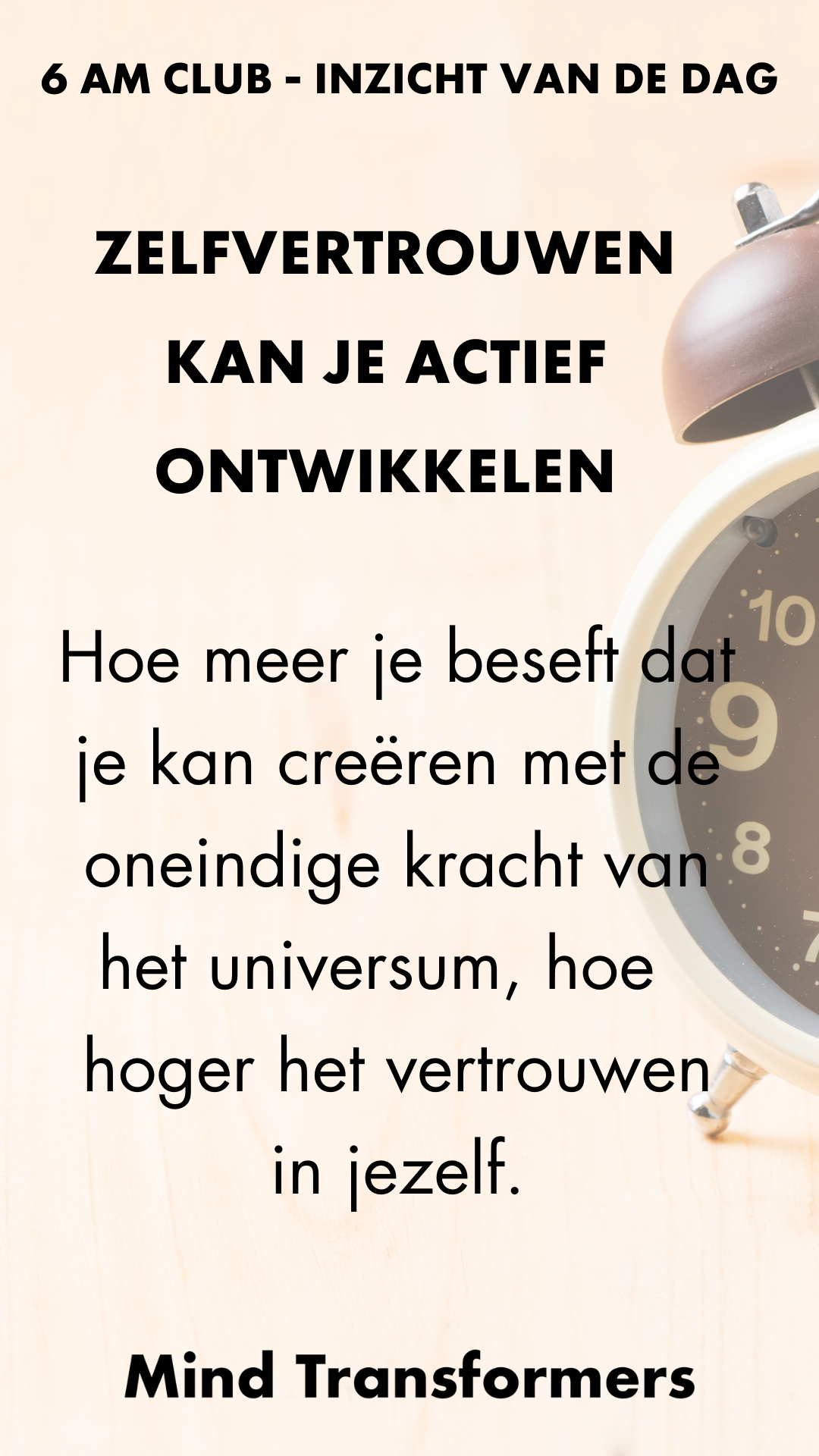 Een inspirerende quote over zelfvertrouwen met een klok op een houten achtergrond.