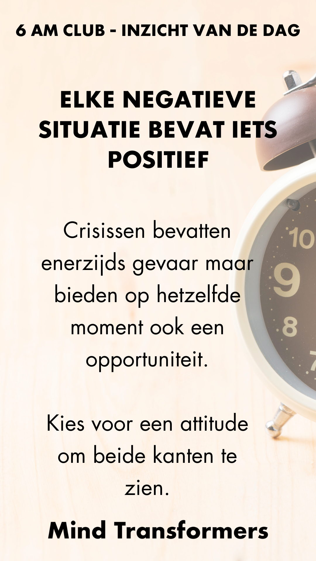 Informatieve poster met tekst over positieve mindset en kansen in negatieve situaties, met een klok op de rechterkant.