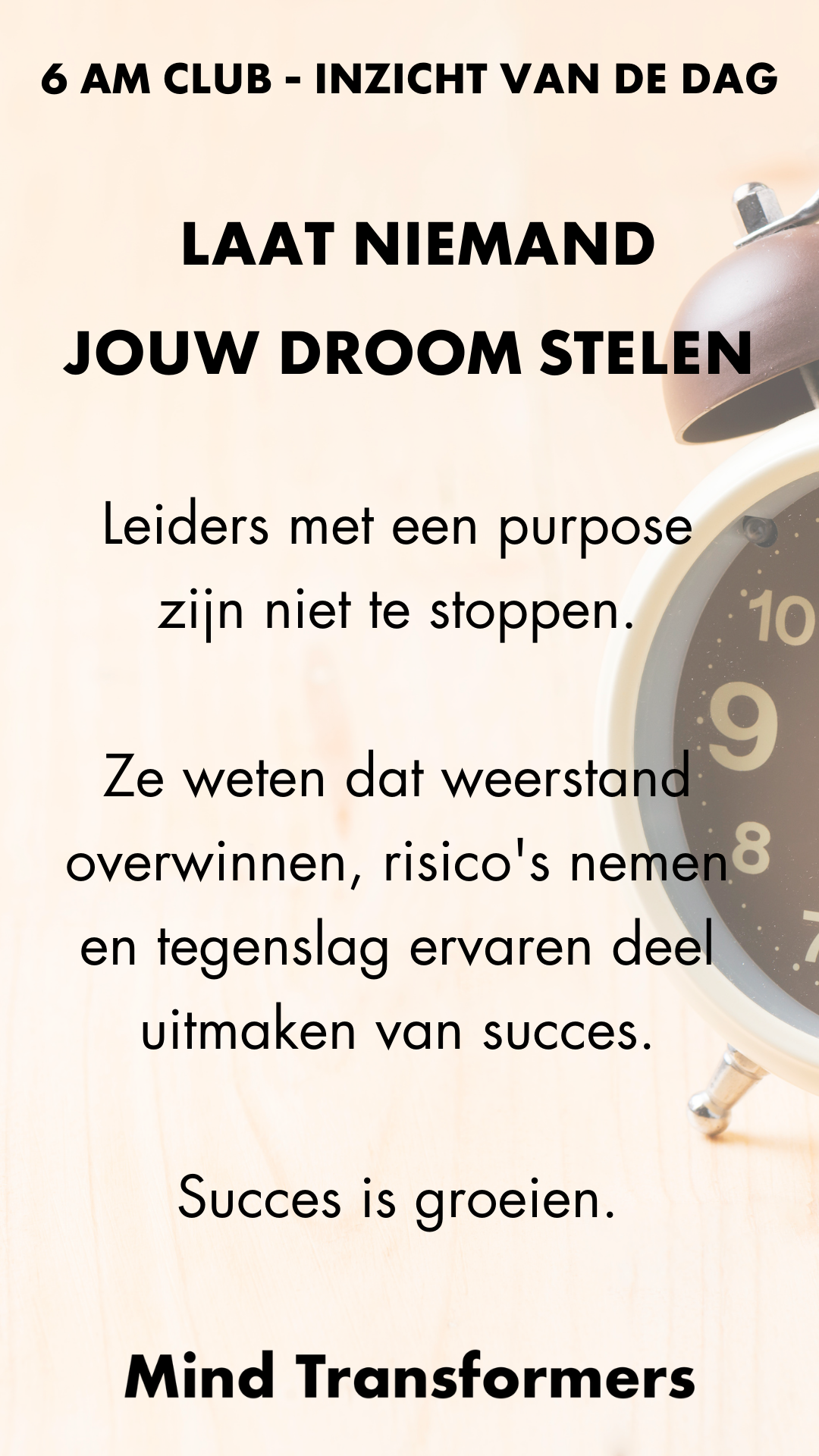 Motiverende quote over succes en doelen op een achtergrond met een klok en een kop koffie.