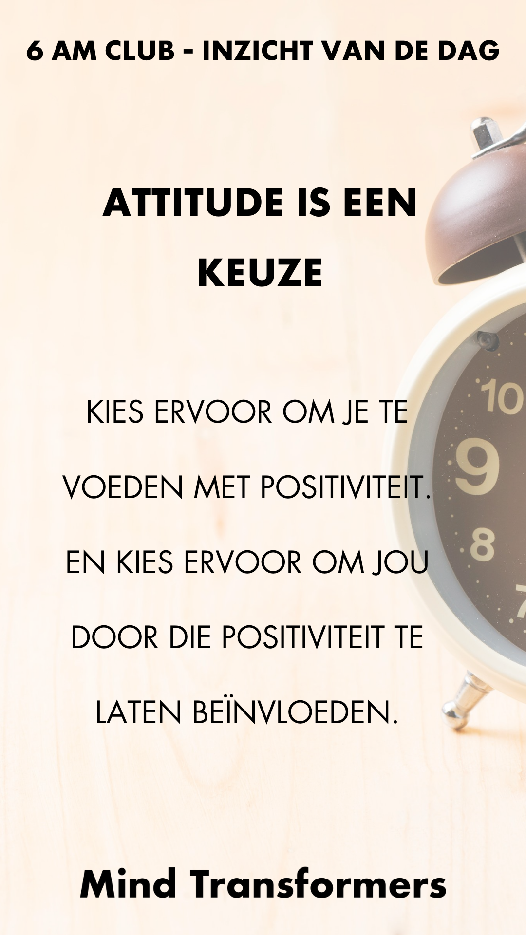 Inspirerende quote over positiviteit en attitude, met een klok op de achtergrond in zachte kleuren.